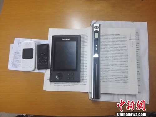 摆放在中国盲文图书馆阅览室内的一些辅助阅读设备